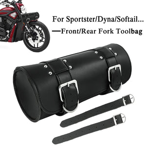Sacoche de fourche en cuir noir à clous chromés fixée sur une Harley-Davidson - vue 2