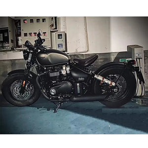 Bidon d'essence en inox fixé sur une moto de style café racer - vue 5
