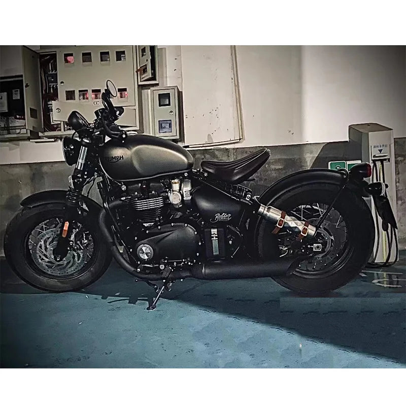 Bidon d'essence en inox fixé sur une moto de style café racer - vue 5