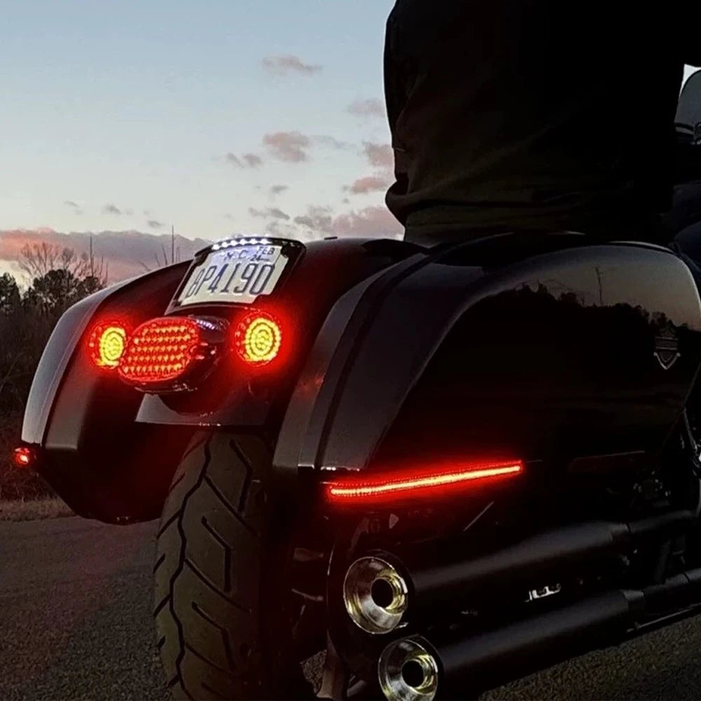 Feux LED de sacoches arrière « Tracer », rouge/fumé - Harley-Davidson Softail Low Rider ST 2022-2024 – photo 4/6
