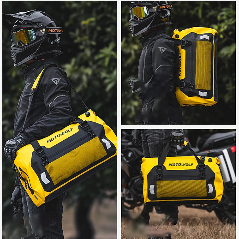 Sac de queue étanche moto noir au format roulé, fixé à l'arrière de la selle - vue 5
