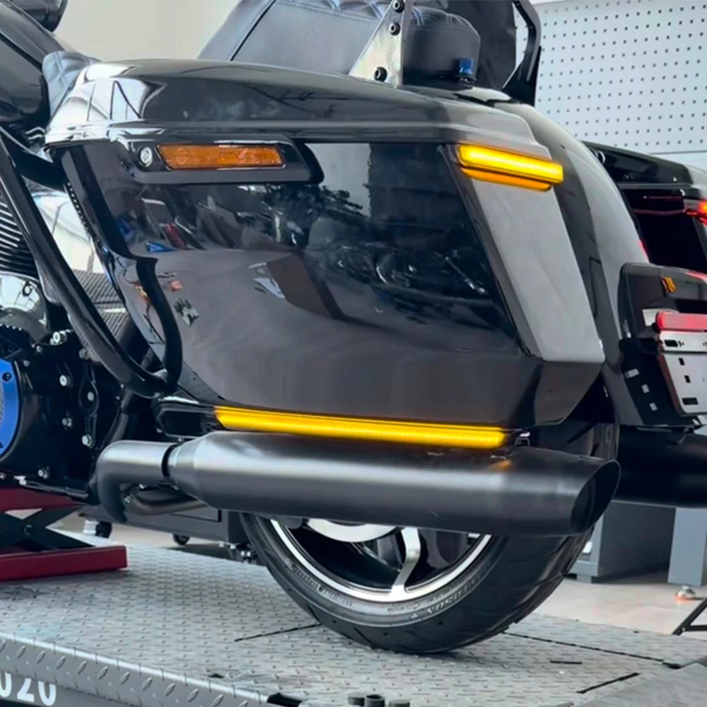 Feu LED rouge collé sur la sacoche latérale d'une Harley-Davidson Touring - vue 5