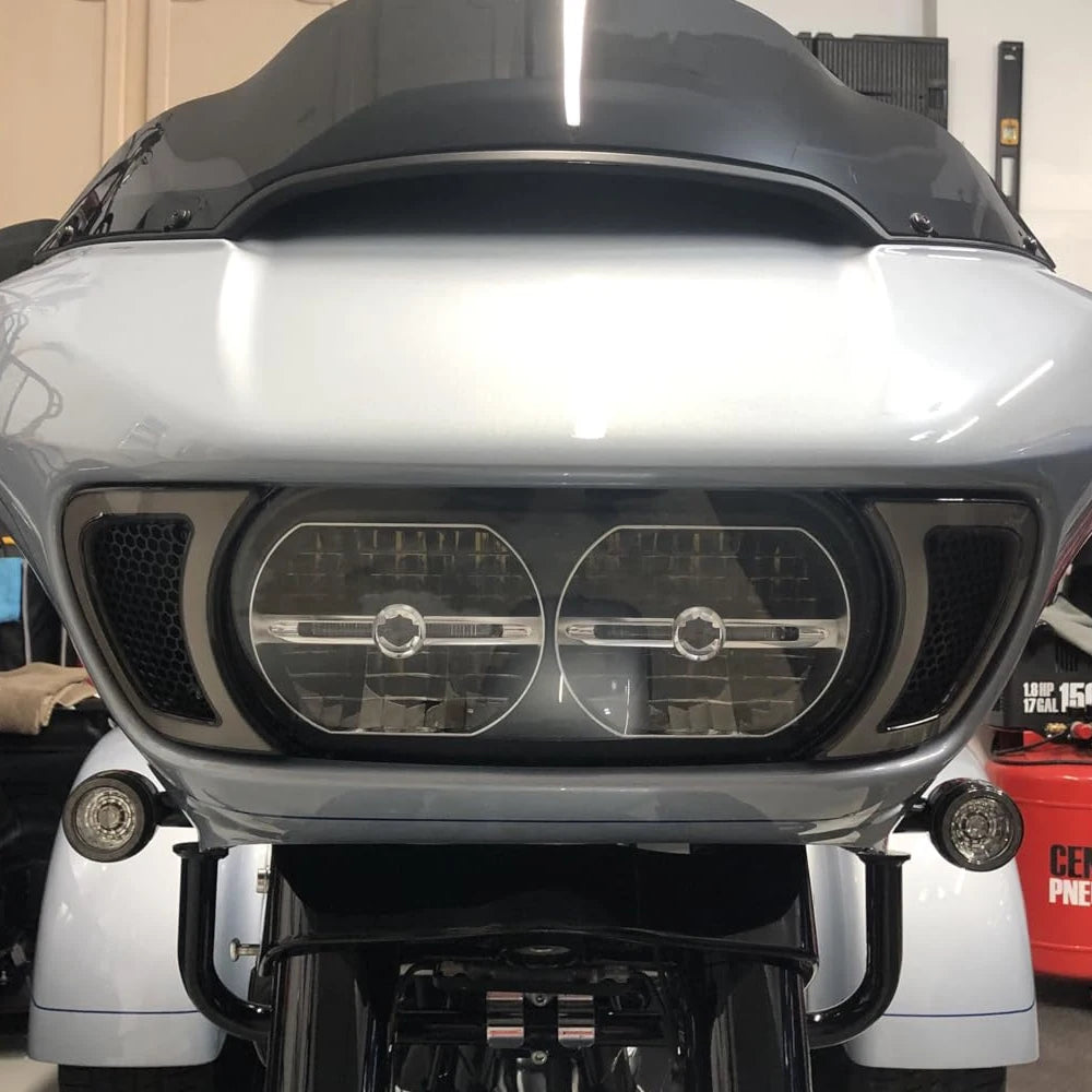 Accent lumineux LED noir intégré à la grille de phare d'une Harley-Davidson Road Glide - vue 6