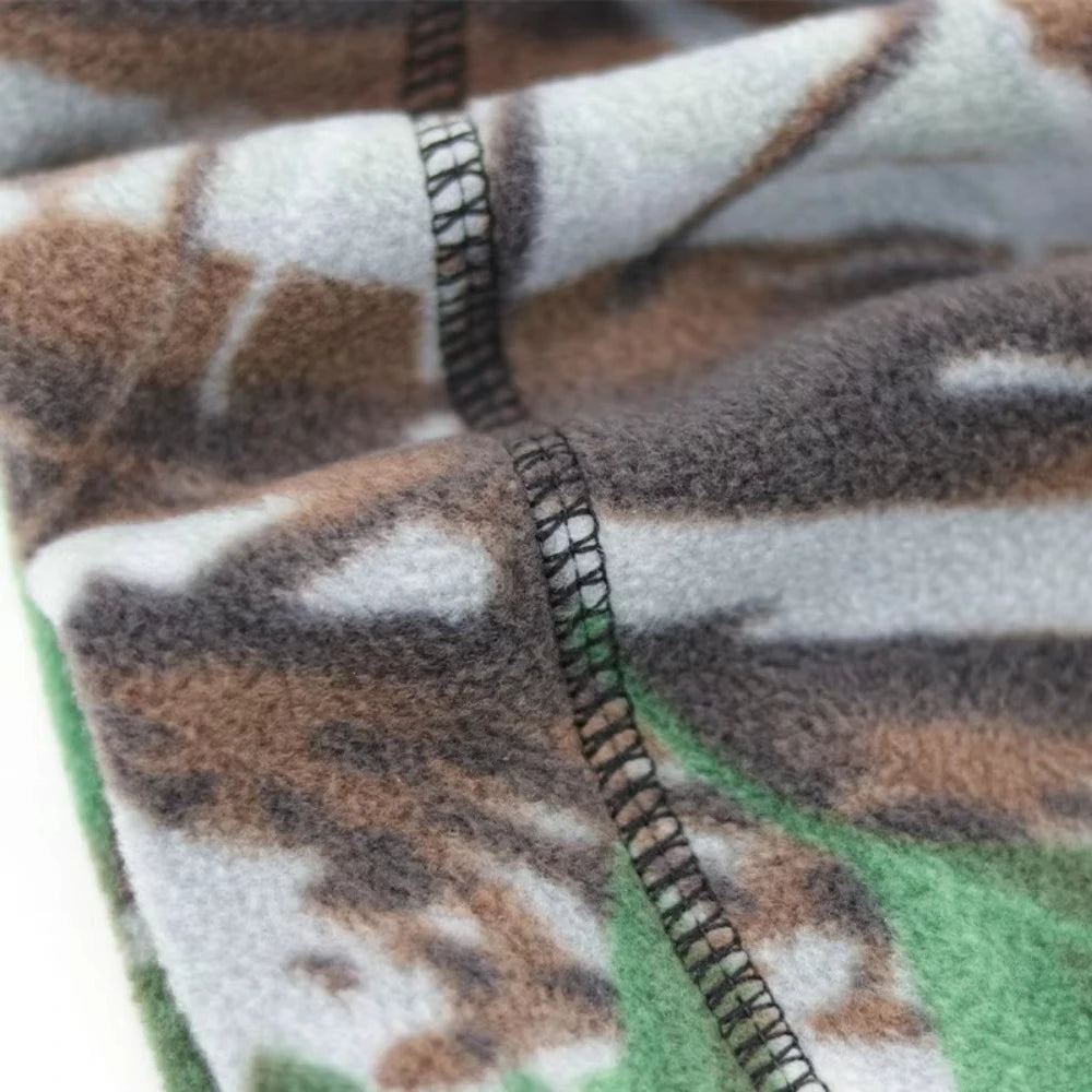 Cagoule polaire camouflage pour l'hiver, portée sous un casque moto - vue 4