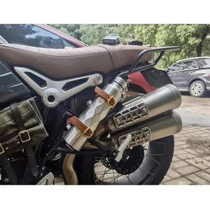 Bidon d'essence en inox fixé sur une moto de style café racer - vue 6