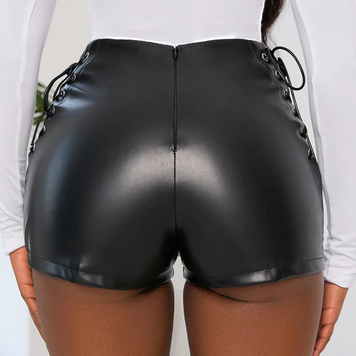 Short noir en simili cuir lacé style goth Y2K - vue 3