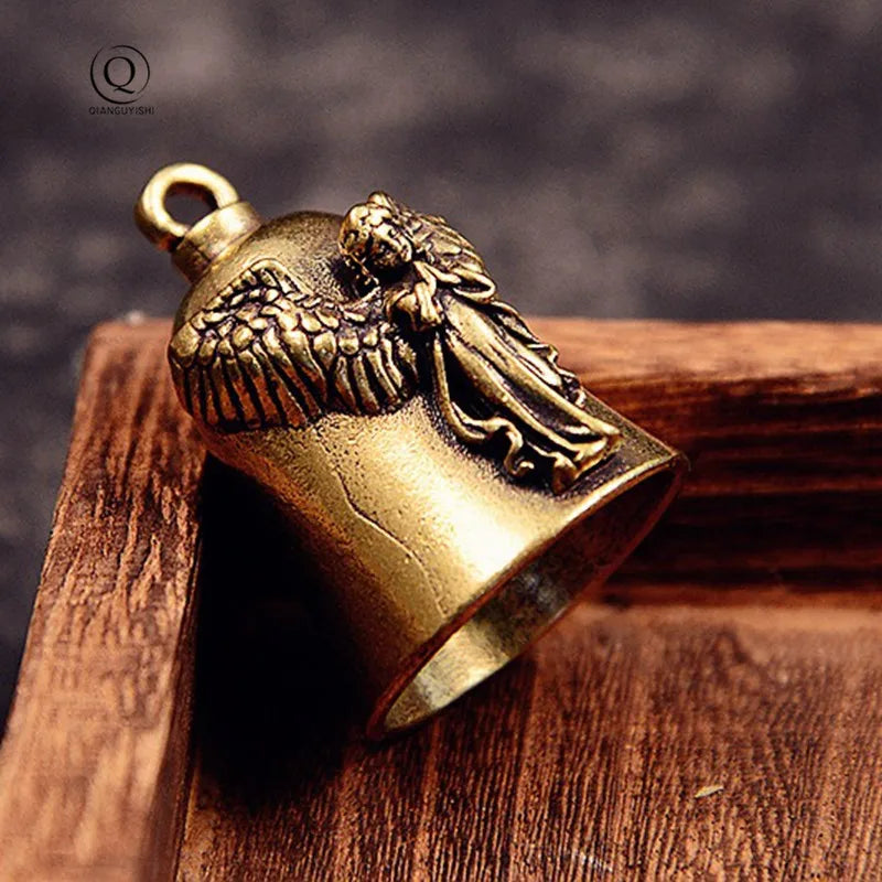 Porte-clés grelot doré à motif croix et ailes d'ange - vue 3