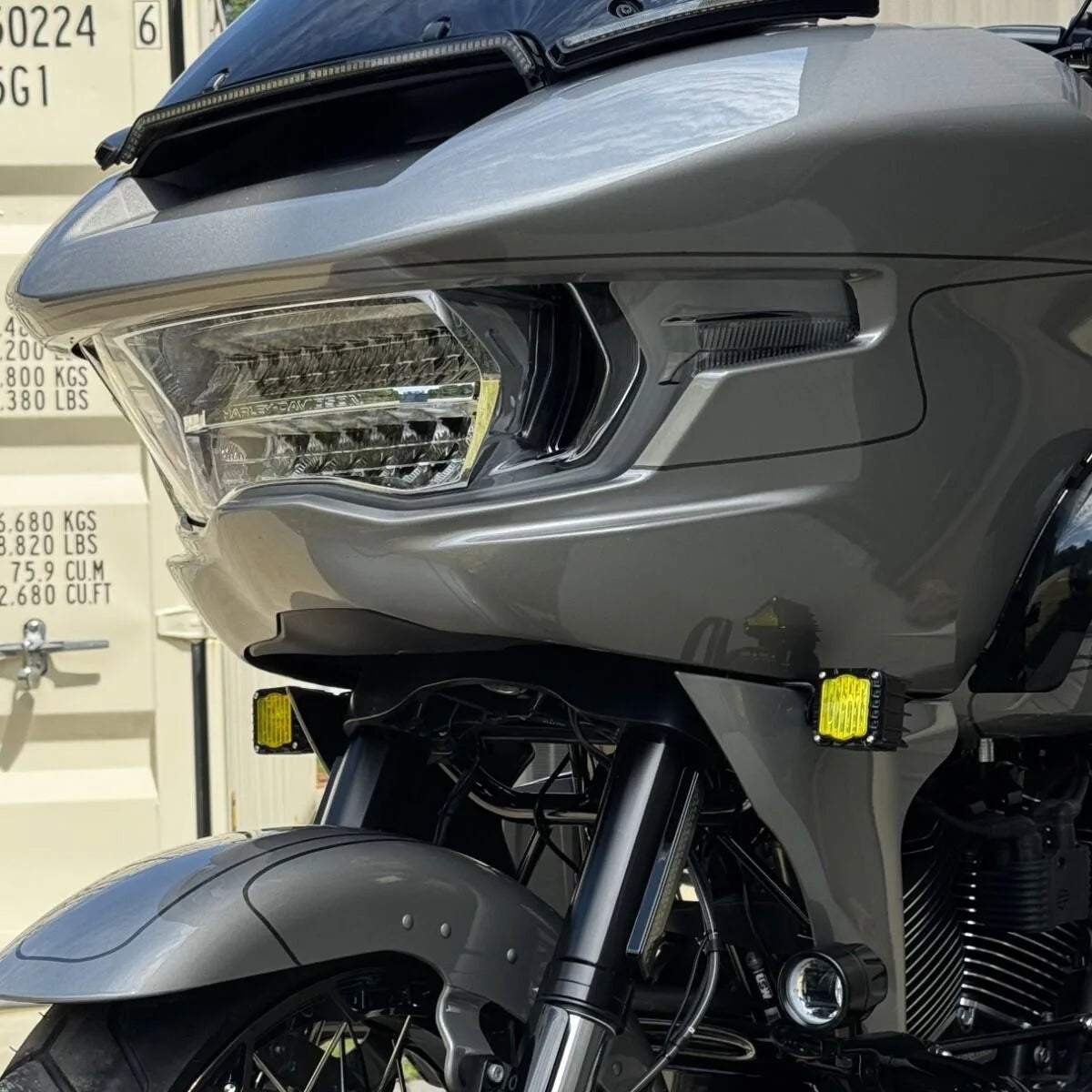 Clignotant LED avant noir style Shark Demon sur une Harley-Davidson Road Glide - vue 6