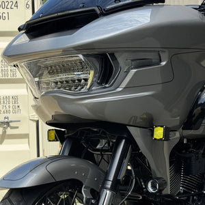 Clignotant LED avant noir style Shark Demon sur une Harley-Davidson Road Glide - vue 6