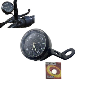Horloge à quartz titane fixée sur le rétroviseur d'une moto - vue 1