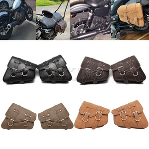 Sacoches latérales en cuir noir et marron fixées sur le côté d'une moto - vue 1