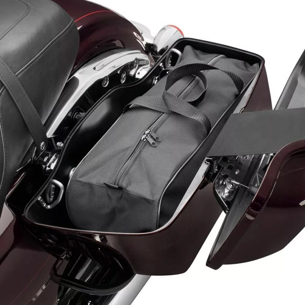 Doublure souple noire insérée dans une sacoche rigide de moto Harley Touring - vue 2
