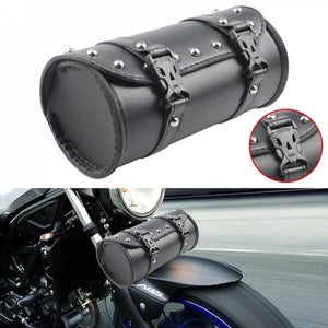 Petite sacoche moto en cuir noir de forme cylindrique fixée près du guidon - vue 2