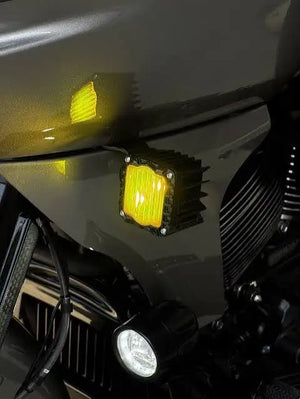 Clignotant LED avant noir style Shark Demon sur une Harley-Davidson Road Glide - vue 3