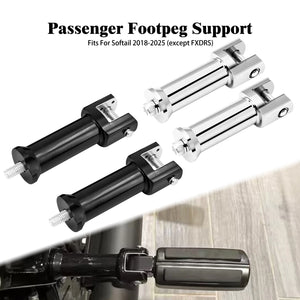 Support de repose-pieds passager chromé sur une Harley-Davidson Softail - vue 1