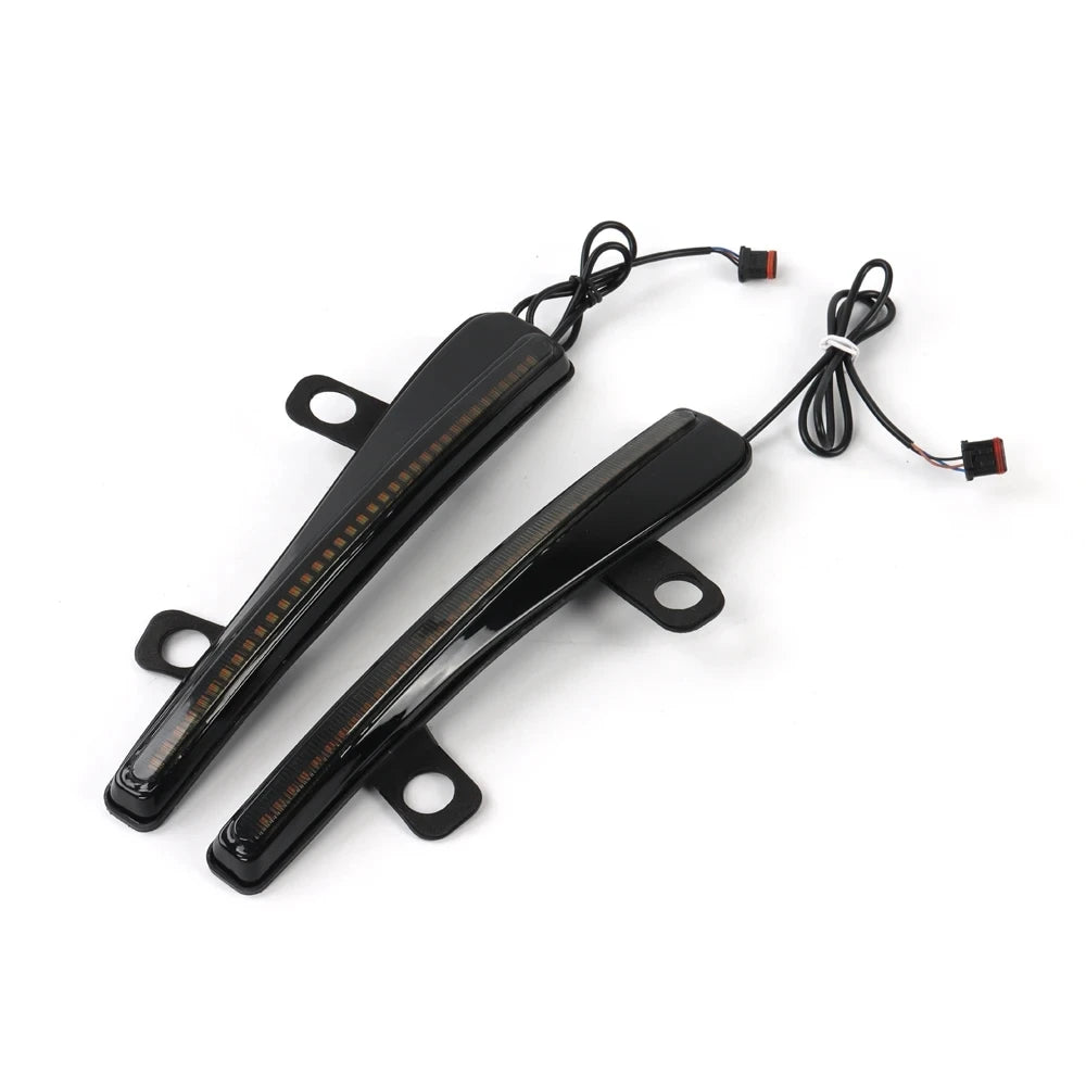 Baguette LED noire fixée le long du pare-brise d'une Harley-Davidson Road Glide - vue 6