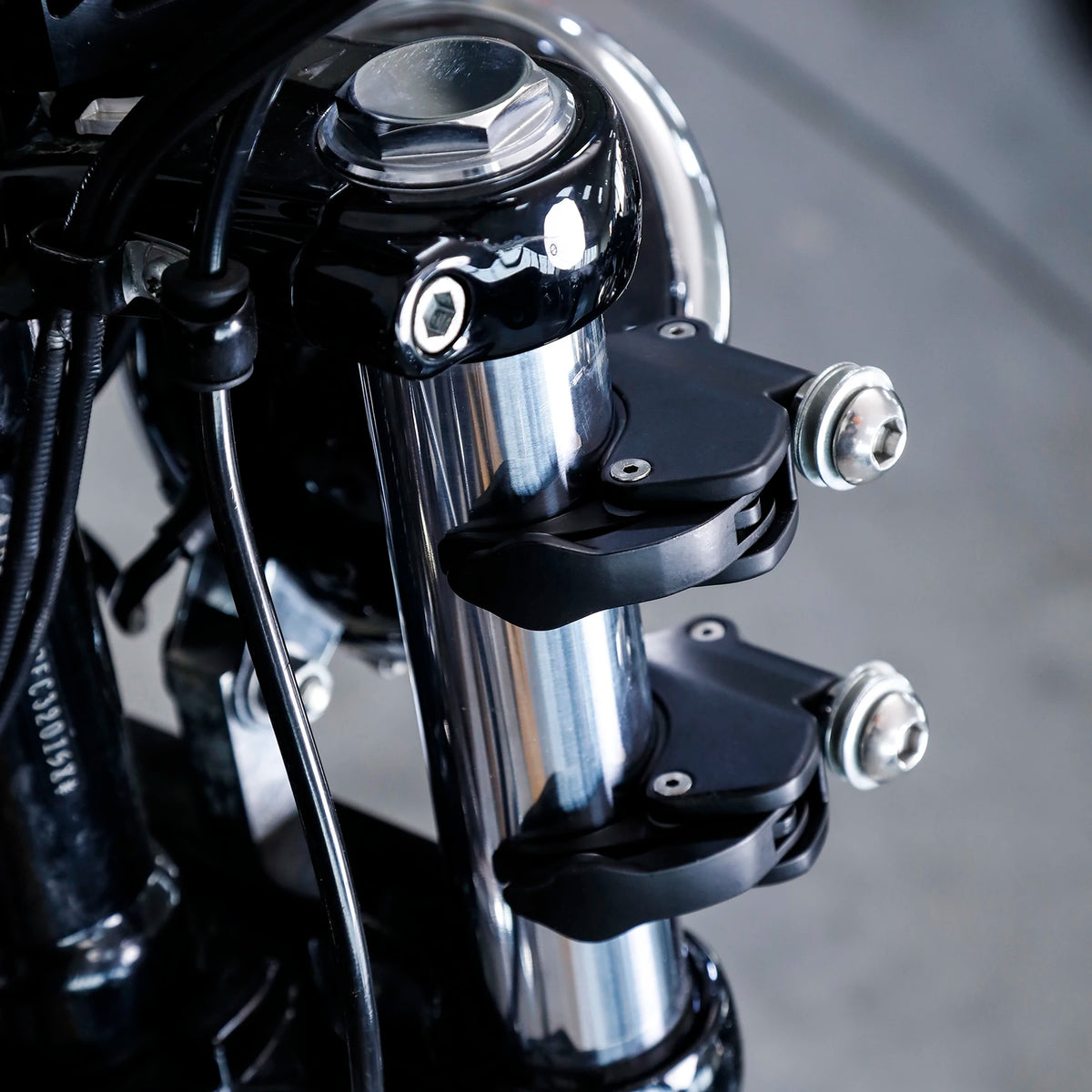 Pinces de fixation chrome pour pare-brise de Harley-Davidson Sportster - vue 4
