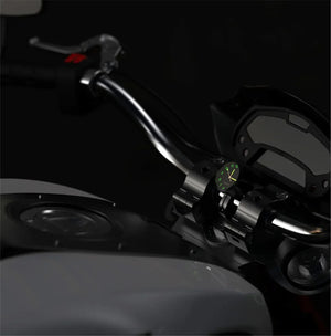 Petite horloge noire fixée sur le guidon d'une moto - vue 4