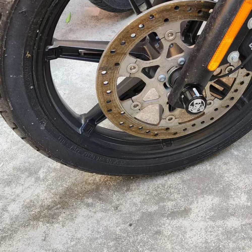 Cache d'écrou d'axe avant noir sur roue de Harley Softail - vue 5