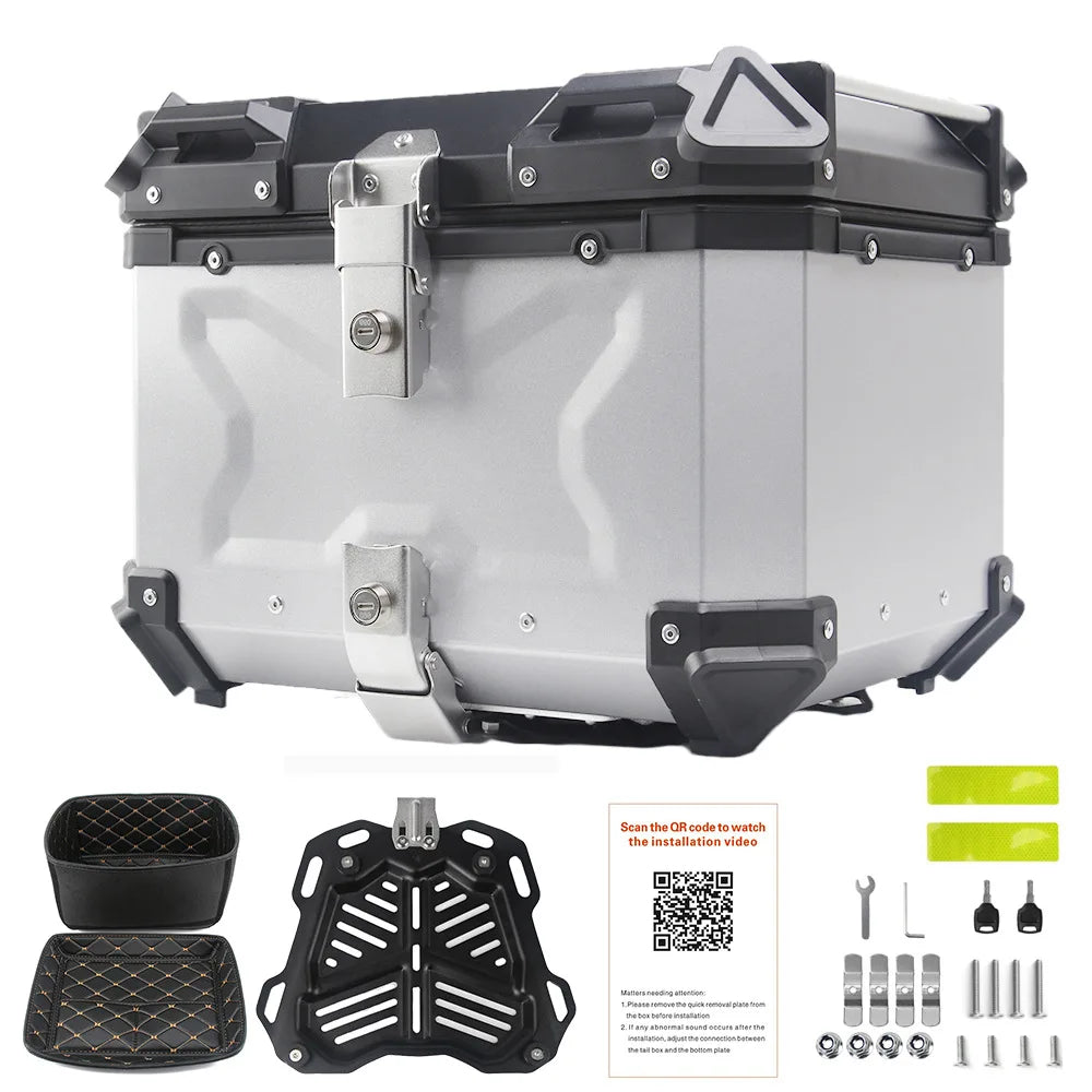Top case moto en aluminium noir avec serrure, fixé sur un porte-bagages arrière - vue 6