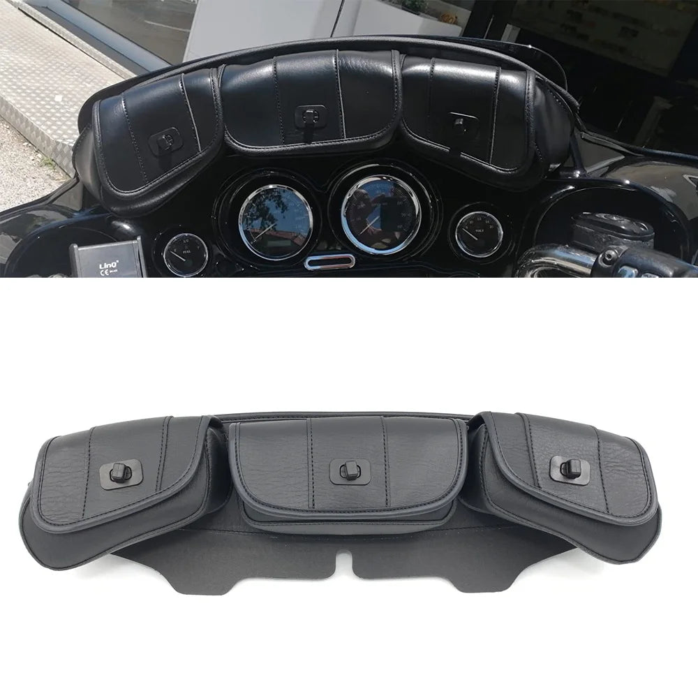 Sacoche noire à 3 poches fixée sur le pare-brise d'une Harley-Davidson Electra Glide - vue 1