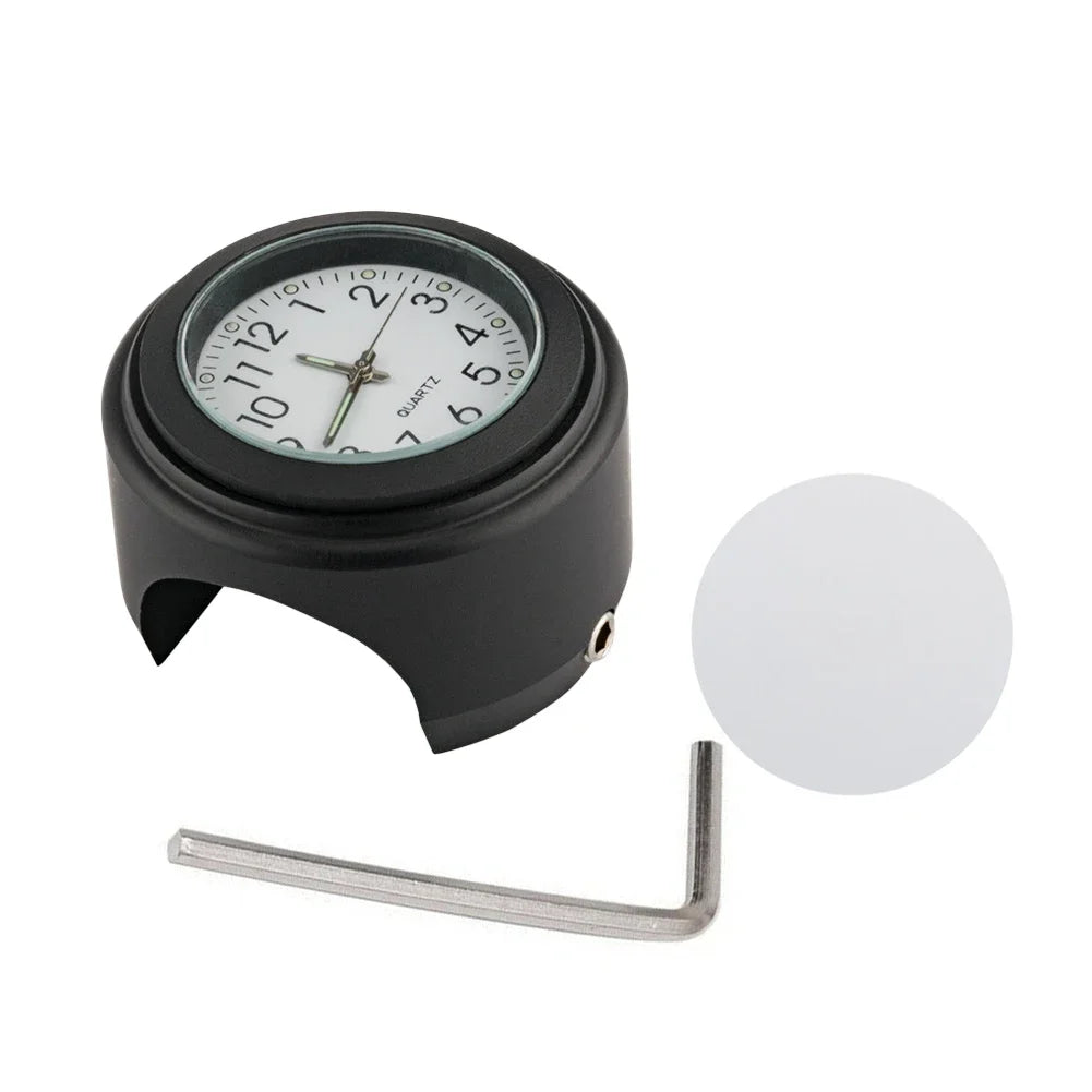 Horloge et thermomètre noirs fixés sur le guidon d'une moto - vue 7