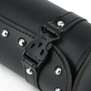 Petite sacoche moto en cuir noir de forme cylindrique fixée près du guidon - vue 4