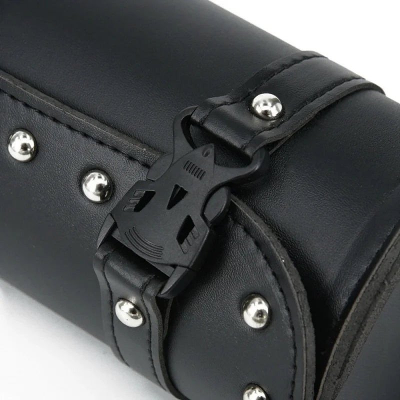 Petite sacoche moto en cuir noir de forme cylindrique fixée près du guidon - vue 4