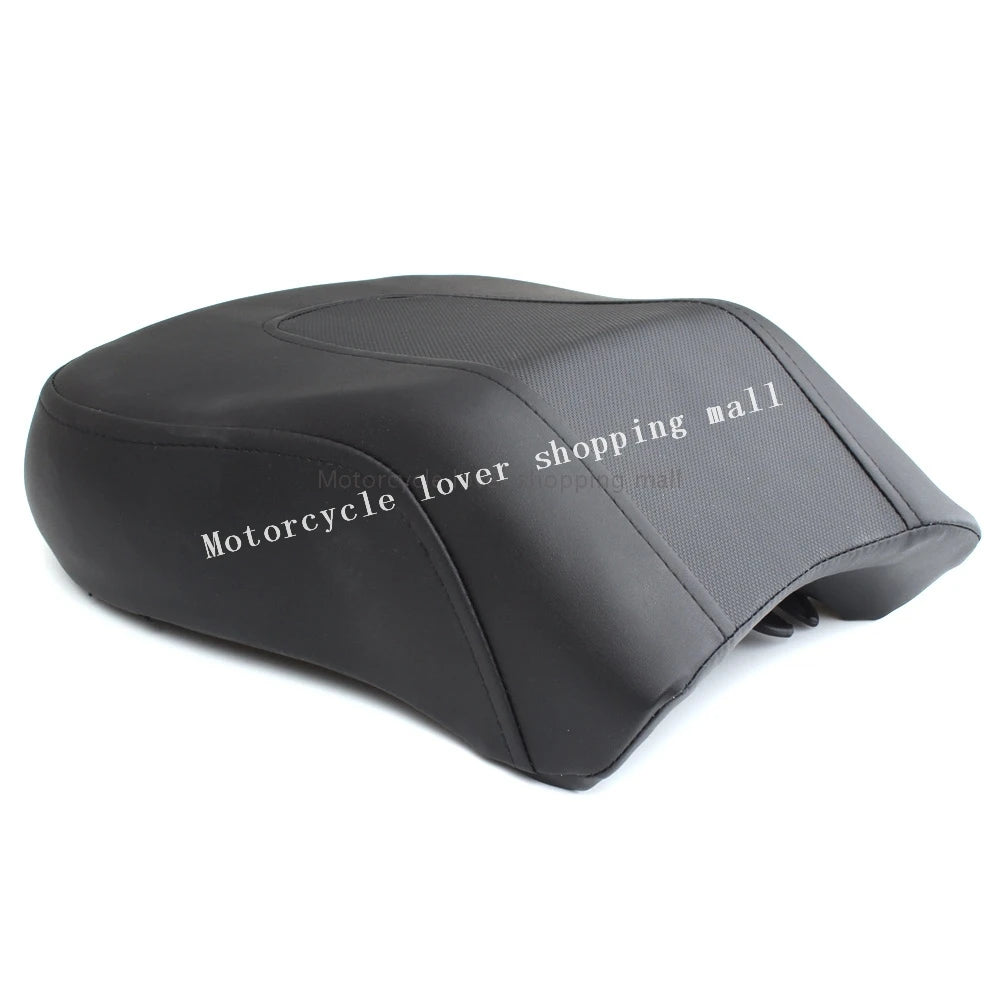 Selle passager arrière en cuir noir TrichTu pour Harley-Davidson Softail (2006-2017)