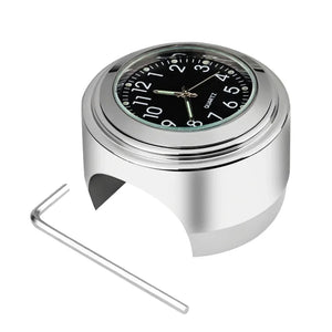 Horloge et thermomètre noirs fixés sur le guidon d'une moto - vue 12