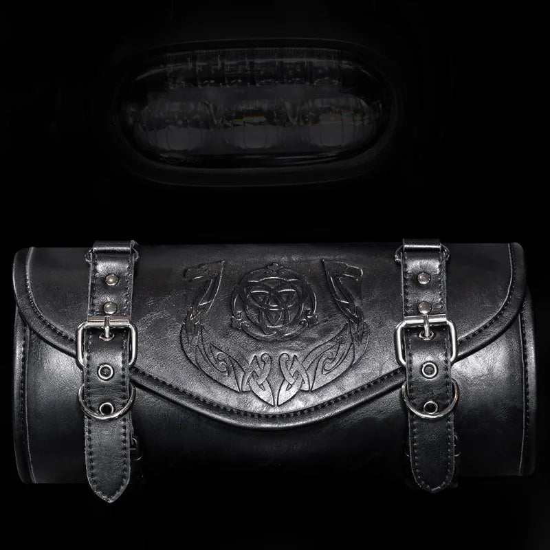 Sacoche de fourche noire en simili cuir fixée sur le guidon d'une moto - vue 4