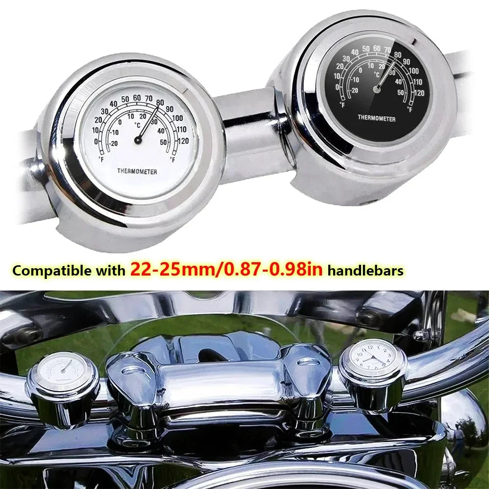 Horloge et thermomètre noirs fixés sur le guidon d'une moto - vue 1