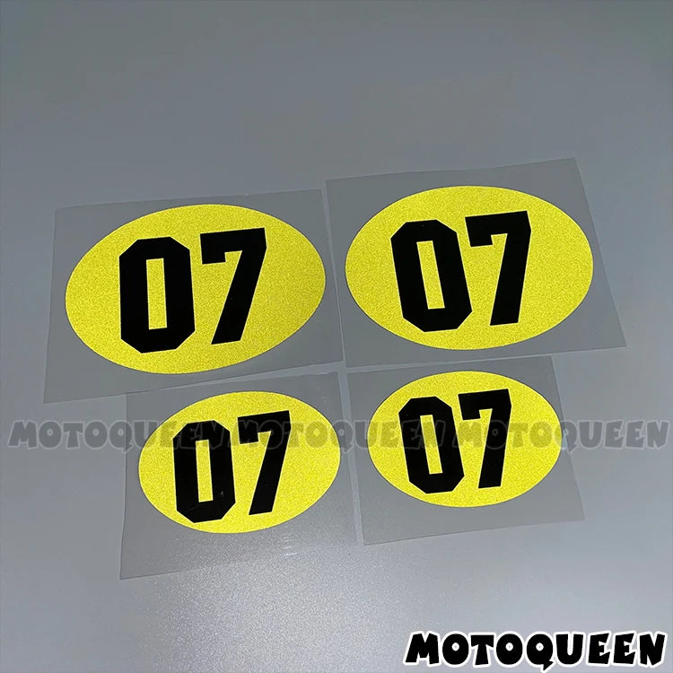 Autocollant ovale numéro 07 jaune et noir sur réservoir moto - vue 2