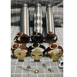 Bidon d'essence en inox fixé sur une moto de style café racer - vue 2