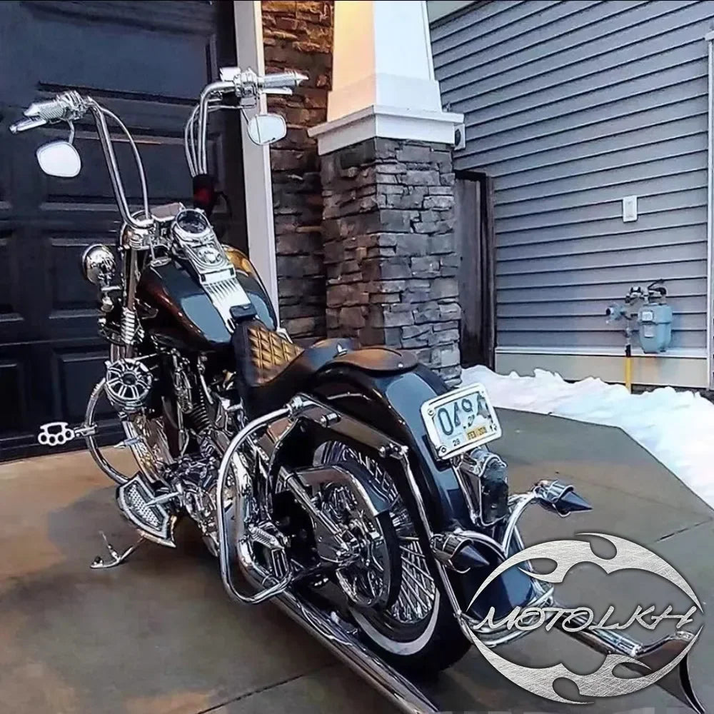 Arceau de protection chromé autour des sacoches d'une Harley-Davidson Softail - vue 1