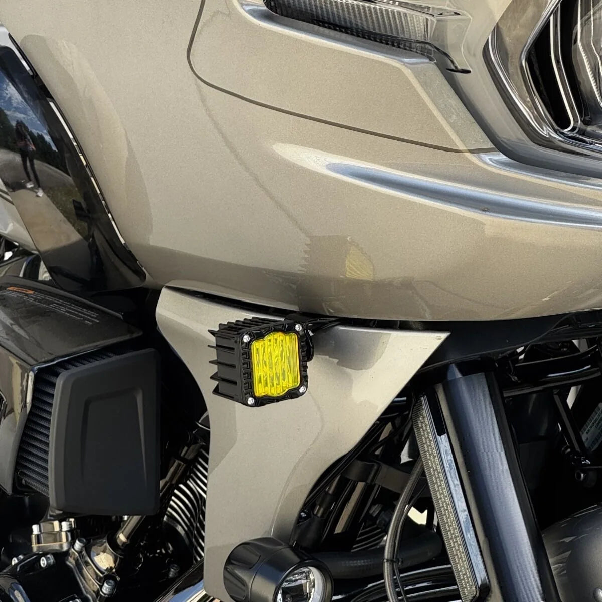 Clignotant LED avant noir style Shark Demon sur une Harley-Davidson Road Glide - vue 5