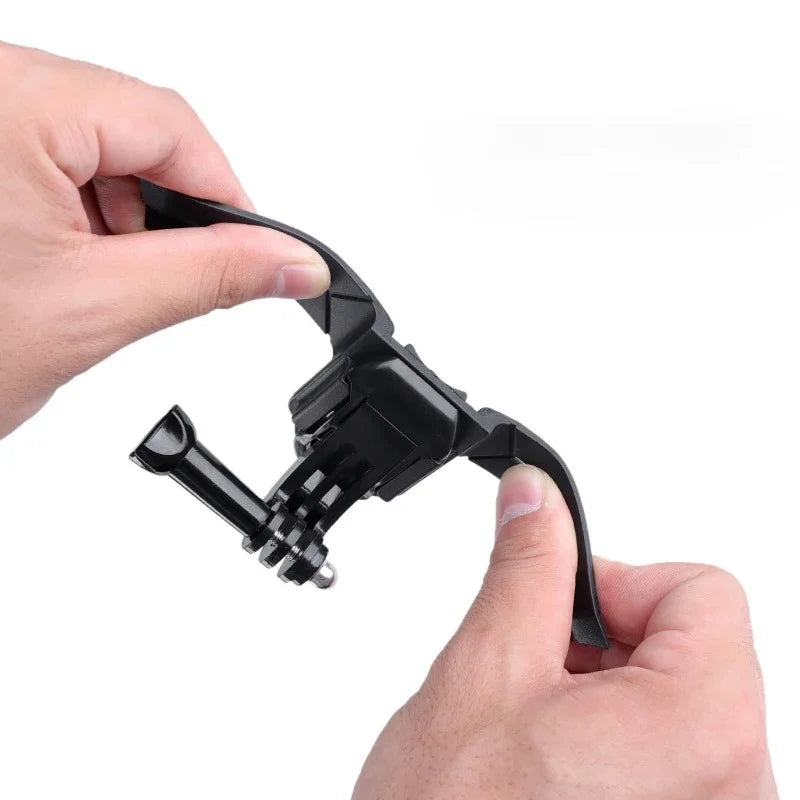 Support de menton noir collé sur un casque de moto - vue 4