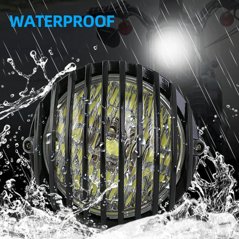 Grille de protection métallique noire posée sur un phare rond de moto rétro - vue 3