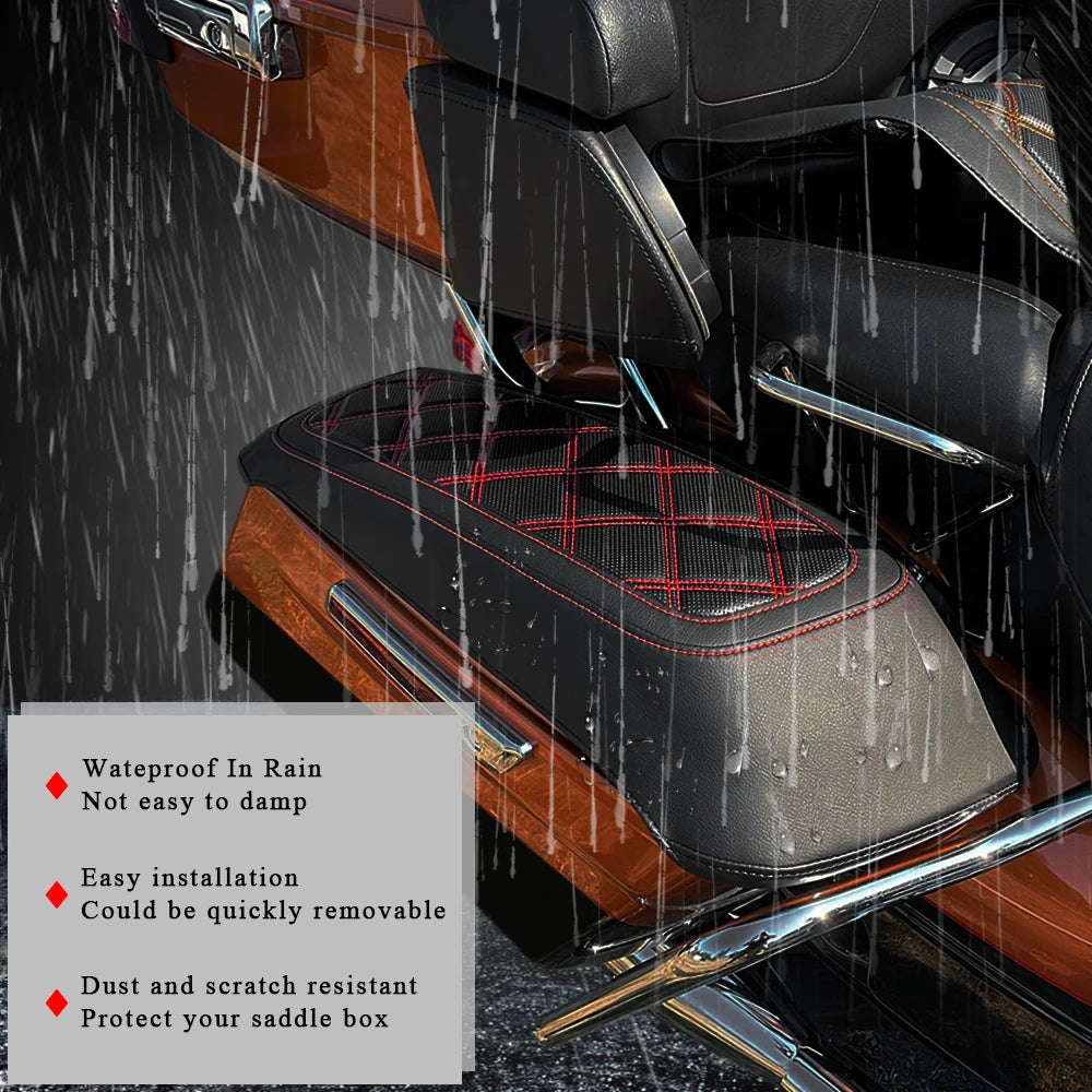 Housse de protection noire installée sur le couvercle d'une sacoche rigide Harley - vue 5