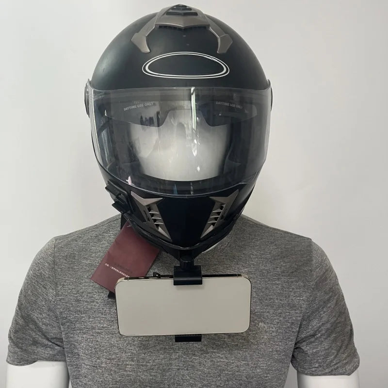 Support de menton noir collé sur un casque de moto - vue 6