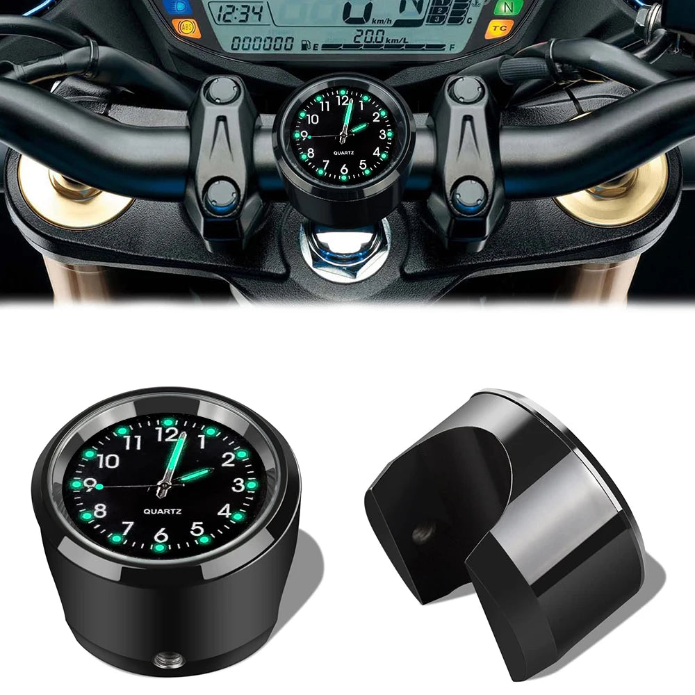 Horloge à quartz noire fixée sur le guidon d'un scooter - vue 1