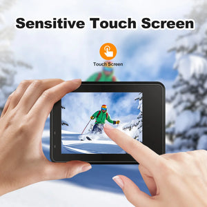 Caméra sportive noire avec écran tactile posée sur un support - vue 2