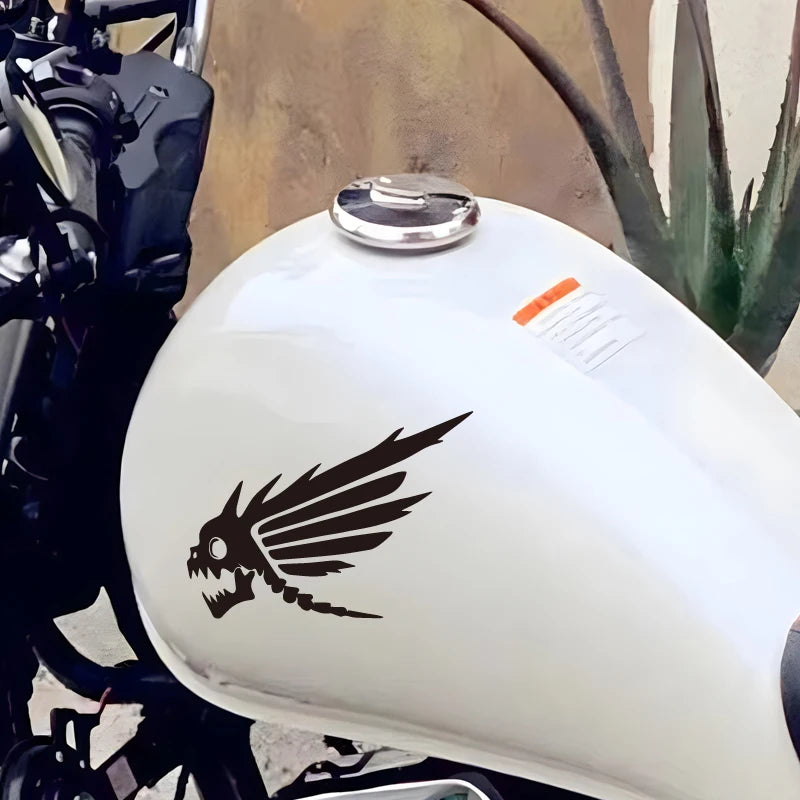 Autocollant tête de mort ailée sur réservoir de moto - vue 2