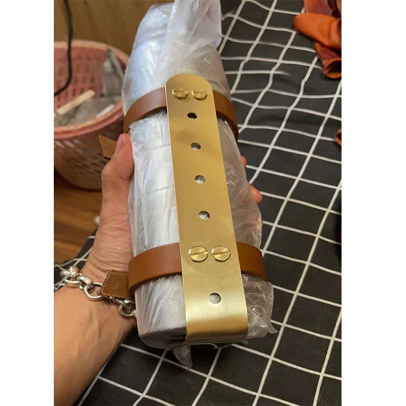 Bidon d'essence en inox fixé sur une moto de style café racer - vue 3
