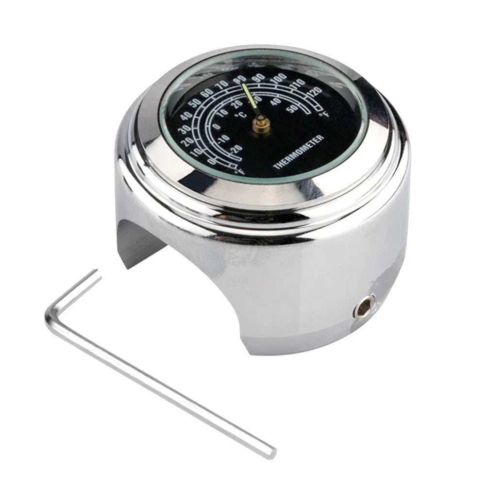 Horloge et thermomètre noirs fixés sur le guidon d'une moto - vue 9