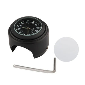 Horloge et thermomètre noirs fixés sur le guidon d'une moto - vue 8