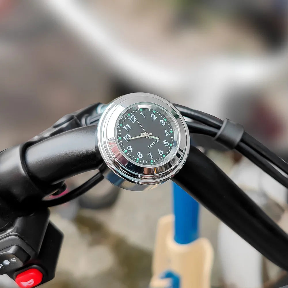 Horloge à quartz noire fixée sur le guidon d'un scooter - vue 2