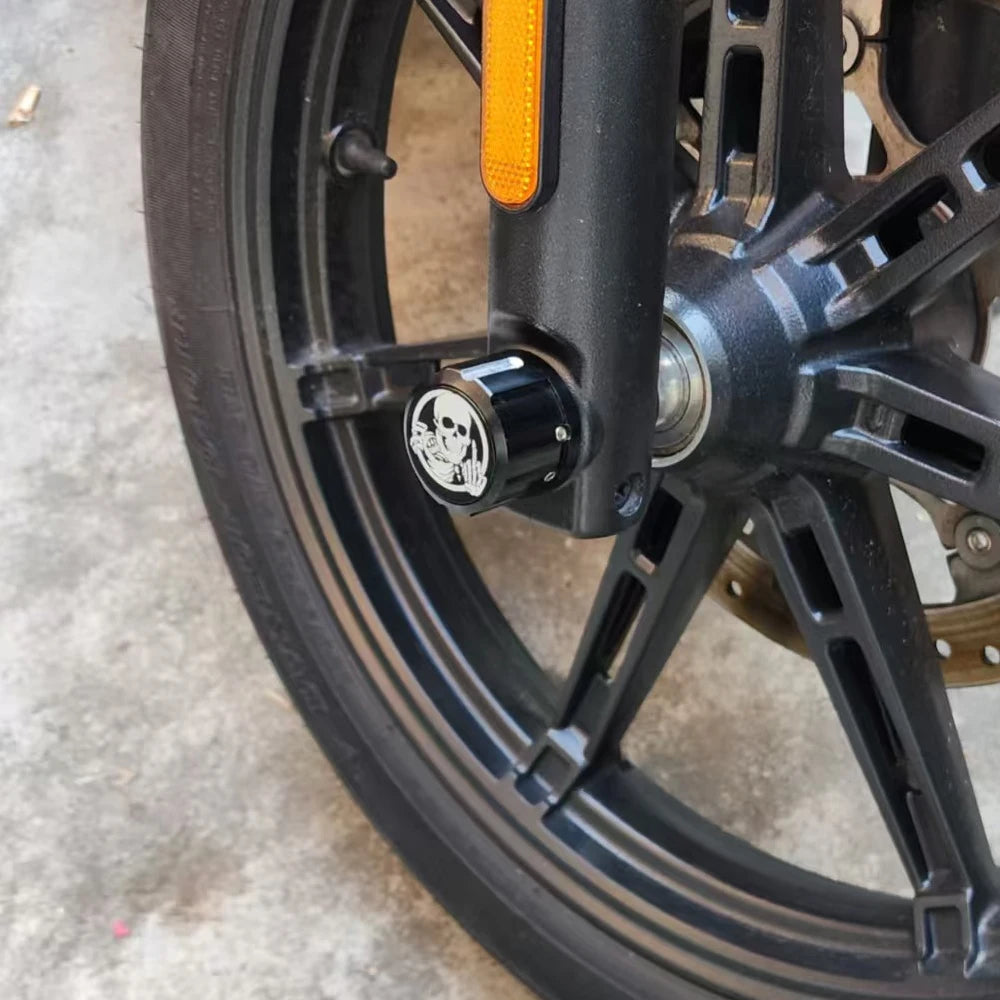 Cache d'écrou d'axe avant noir sur roue de Harley Softail - vue 6