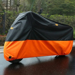 Housse moto noire épaisse recouvrant une moto en extérieur - vue 3