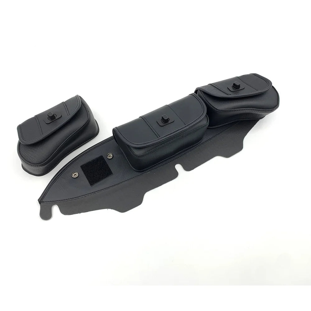 Sacoche noire à 3 poches fixée sur le pare-brise d'une Harley-Davidson Electra Glide - vue 4